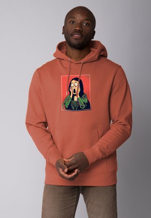 Un pull à capuche orange rouille avec un graphisme d'une figure hurlante. Fabriqué en tissu doux, il dispose d'une poche kangourou et d'une capuche avec cordon de serrage.
