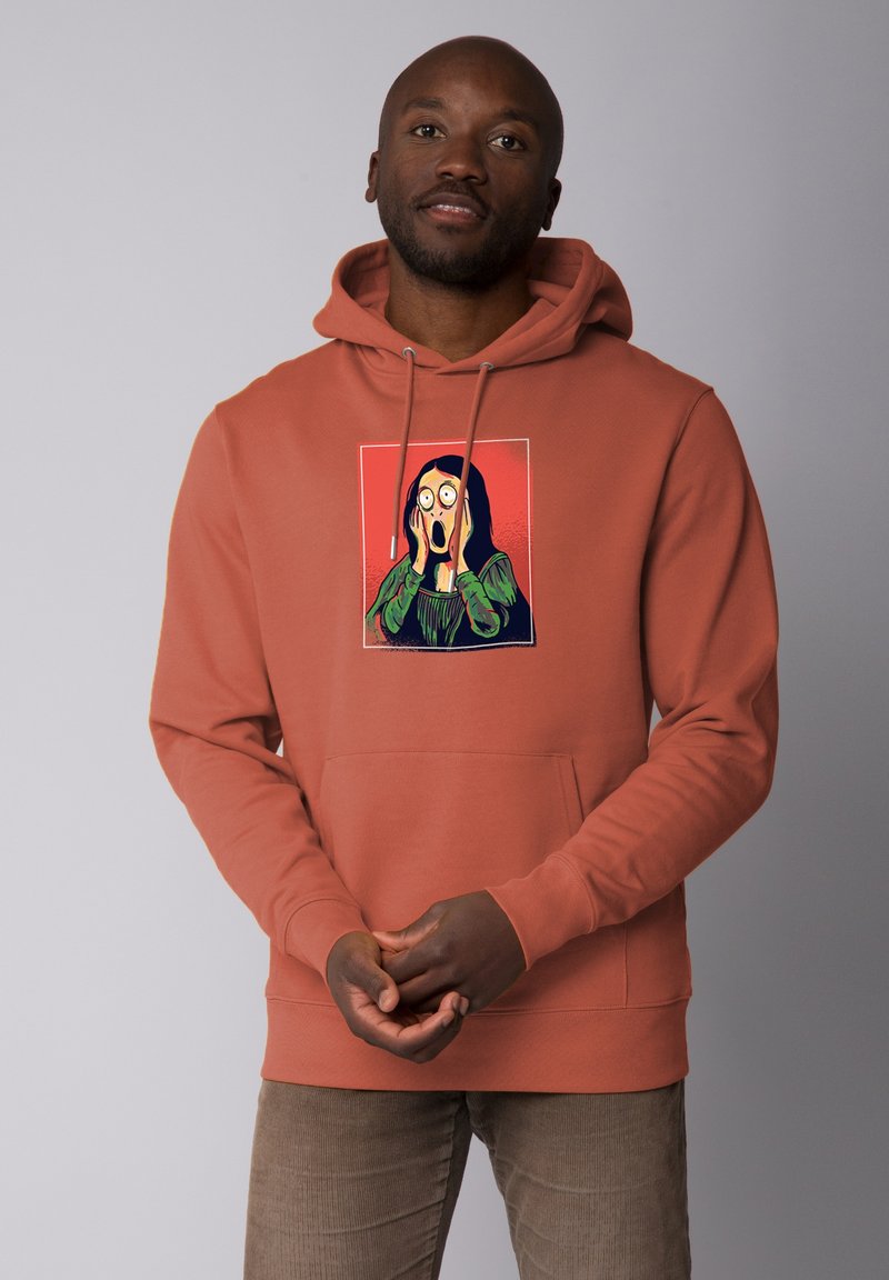 Roodbruin pullover hoodie met een grafiek van een schreeuwende figuur. Gemaakt van zachte stof, het heeft een kangoeroezak en een capuchon met trekkoord.