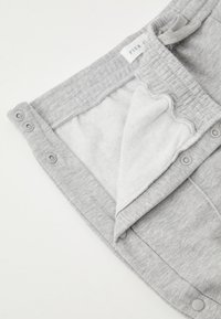 Γκρι φόρμες με μαλακή, επενδεδυμένη με φλις εσωτερική επένδυση. Ελαστική μέση με ρυθμιζόμενο κορδόνι και κουμπιά με κλίκ.