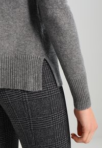 comma Sweter
