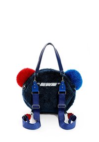 Bolso peludo azul con detalles de pompones rojos y azules, correas azules duraderas, detalle de logo y forma redondeada. Textura suave.