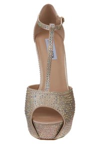 Sandale à talons hauts beige avec bout ouvert, ornée de pierres précieuses irisées et d'une fine bride de cheville, dotée d'une semelle à plateforme.