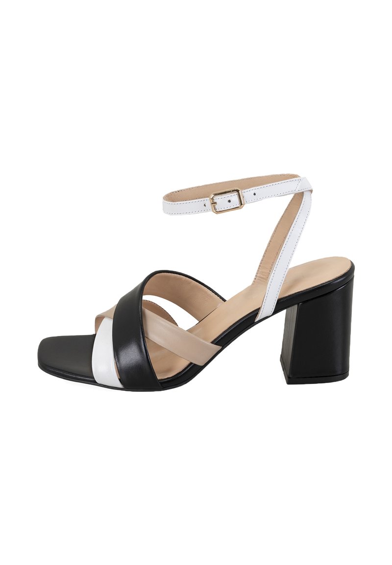 Schwarz-weiße Leder-Sandalen mit Blockabsatz und quadratischer Spitze, die über Kreuz geflochtene Riemen und einen verstellbaren Knöchelriemen verfügen.