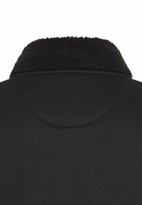 Zwarte fleece jack met een gestructureerde, fluffy kraag. De stof is glad en het ontwerp heeft een ronde capuchon. Geen sluitingen zichtbaar.