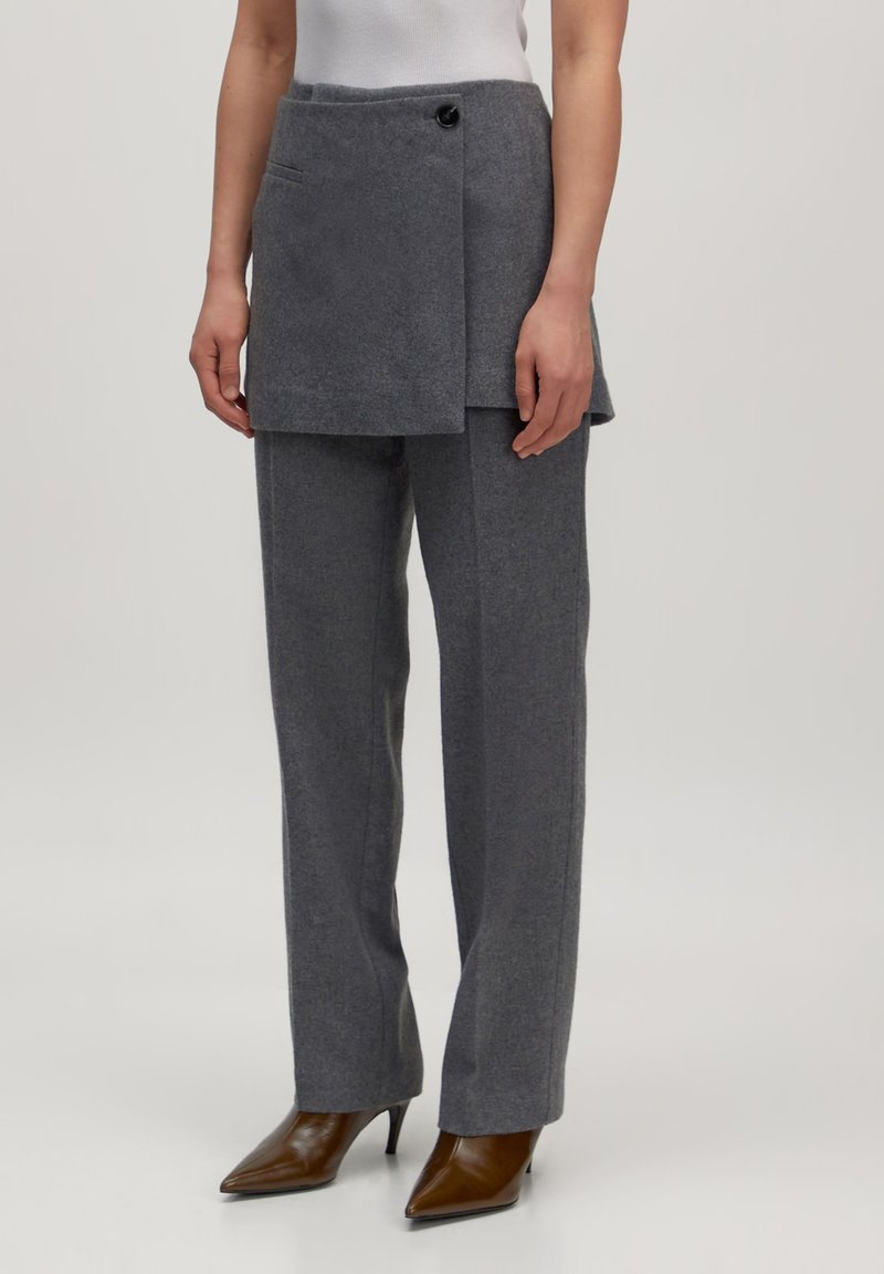 Grijze wolmix cropped rok over een bijpassende broek, met een sluiting aan de zijkant en een gestructureerde pasvorm. Hakken met een puntige neus maken de look compleet.