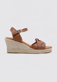 Sandalias de cuña de cuero marrón con una suela de yute de estilo espadrille, correas suaves y cierre de hebilla. Altura: aproximadamente 8 cm.