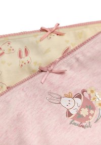 Tela de algodón rosa con una ilustración de conejo y un diseño floral. La cintura tiene una sección en crema contrastante con patrones de conejos y acentos en rosa.