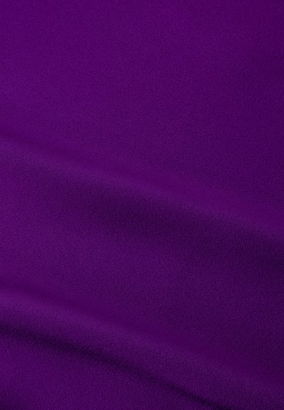 Paars textiel met een zachte textuur, dat een uniforme kleur en subtiele glans vertoont. Geen zichtbare patronen of accenten.