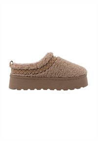 Beige instapper met een fluffy textuurafwerking, voorzien van een zigzagsteekdetail en een dikke bruine rubberen zool.