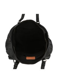 Zwarte leren handtas met ritssluiting, stevige hengsels en een ruime binnenkant met een tan label en een gestructureerde voering.