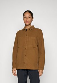 Bruine button-up jas van gestructureerde stof, met twee voorkanten zakken en een kraag. Eenvoudig ontwerp, getailleerde pasvorm en knoopsluiting.