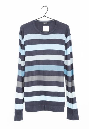 Pull à manches longues rayé bleu marine et bleu clair, texture tricotée, col rond, avec un ourlet droit et des poignets en côte ; étiquette jointe.