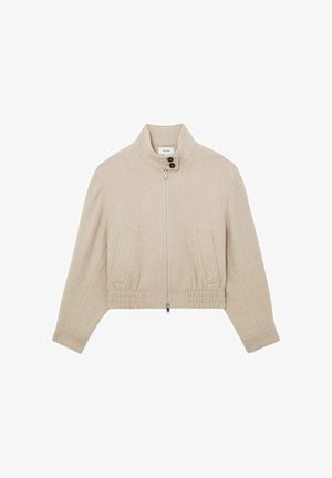 Jachetă scurtă de culoare bej, confecționată dintr-un material texturat. Are închidere cu fermoar, guler înalt și două buzunare frontale cu detalii striate la tiv.