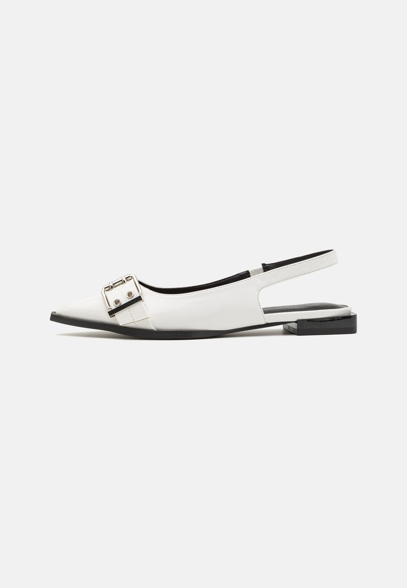 Bele sintetične slingback čevlje v beli barvi s koničastim nosom, kovinskim okrasnim sponko in nizko črno peto. Gladka tekstura in minimalističen dizajn.
