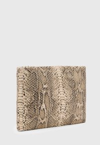Rechteckige Clutch in Kunst-Schlangenleder, mit einem beigen und braunen Muster, glatter Textur und einem eleganten, minimalistischen Design ohne Beschläge.
