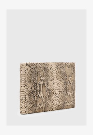 Rechteckige Clutch in Kunst-Schlangenleder, mit einem beigen und braunen Muster, glatter Textur und einem eleganten, minimalistischen Design ohne Beschläge.