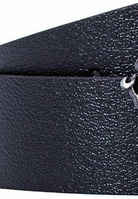 Zwarte lederen riem met textuur, met een zilverkleurige metalen gesp met een decoratief ontwerp. De riem heeft een glad oppervlak en een gedetailleerde nerf.