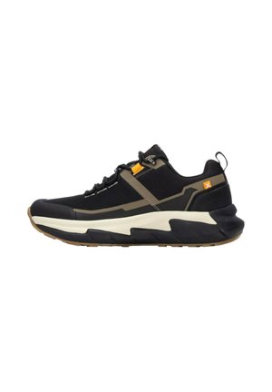 Zapatillas deportivas en negro y gris con una parte superior de malla texturizada, entresuela blanca y suela de goma. Presenta detalles en naranja y una lengüeta de agarre.