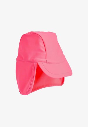 Ružičasta sunčana kapa s širokim obodom i ušnim preklopima. Izrađena od laganog materijala, s glatkom teksturom i bez vidljivih uzoraka ili hardverskih dijelova.