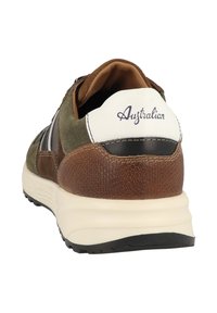 Hnědé a olivově zelené tenisky s texturovanou hnědou patou, bílým jazýčkem s nápisem "Australian" a gumovou podrážkou.