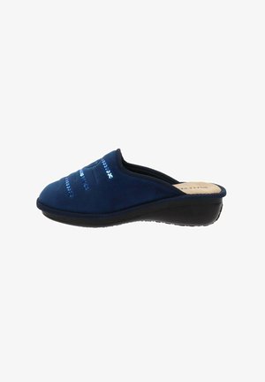 Chausson en daim bleu marine avec un bout arrondi, une tige texturée et une semelle en caoutchouc noir rembourrée. Doté d'une délicate couture décorative.
