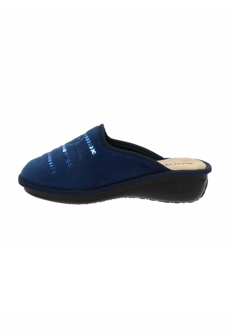 Scarpa slip-on in suede blu navy con punta arrotondata, tomaia testurizzata e suola in gomma nera imbottita. Presenta una leggera cucitura decorativa.