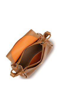 Sac en cuir tan avec un extérieur texturé et une doublure orange lisse ; il dispose d'une fermeture éclair et d'une poche intérieure pour une meilleure organisation.