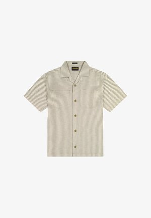 Camisa de manga corta con cuello con solapas, presenta un patrón de rayas verdes y beige y dos bolsillos en el pecho con cierre de botón.