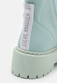 Steve Madden SKYLAR - Botins de atacadores - light blue rain