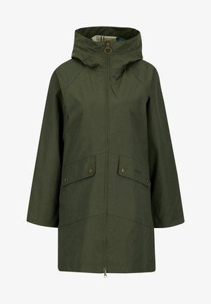 Olijfgroene jas met een rits aan de voorkant, capuchon en twee grote klepzakken. Heeft een gladde textuur en een recht gesneden ontwerp.