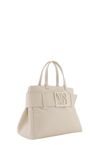 Borsa tote in pelle beige con due manici superiori, grande dettaglio a fibbia e logo impressa sul davanti. Materiale testurizzato, forma strutturata.