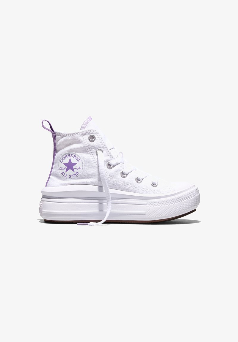 Balta aukštakulnė Converse sportinė avalynė su levandų žvaigždės logotipu, stora platformos pado, violetiniu kulno traukimo dirželiu, šoninis vaizdas.