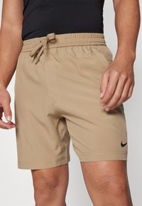 Nike Performance FORM SHORT - Kurze Sporthose - khaki/black