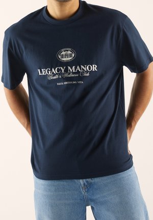 Navy Baumwoll-T-Shirt mit dem Schriftzug "LEGACY MANOR Health & Wellness Club" in weißer Schrift und einem Emblem, mit kurzen Ärmeln und klassischem Rundhalsausschnitt.