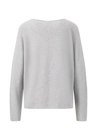 Maglia grigia a maniche lunghe realizzata in tessuto leggero. Presenta un ampio scollo e una silhouette rilassata con un design pulito e minimalista.