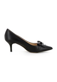 Scarpa nera in pelle con punta affusolata e tacco basso. Presenta un dettaglio a fiocco decorativo sul davanti, una texture liscia e un design classico.
