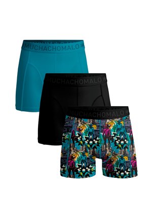 Drie paar herenboxers: effen turquoise, effen zwart en een meerkleurig patroon met levendige afbeeldingen en een zwarte tailleband.