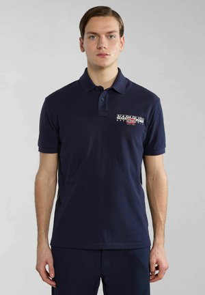 Marineblå polo-shirt i bomuldsstof med en to-knaps placket, korte ærmer og et logodesign på venstre bryst.