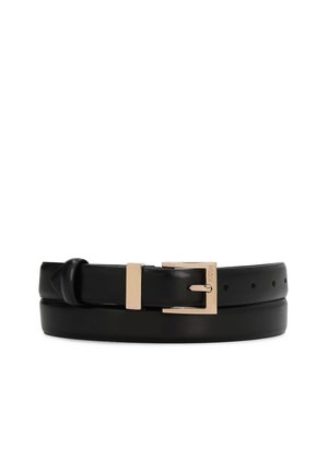 Zwarte leren riem met een gladde textuur, voorzien van een gespsluiting in goudkleurig metaal en meerdere gaatjes voor verstelbaarheid. Platte en rechthoekige vorm.