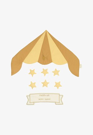 Bruine en beige stoffen tent met een spitse top, voorzien van een gestikt logo, vergezeld van zes gele stervormen en een decoratieve banner.