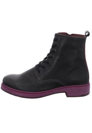 Bottine en cuir noir avec lacets sur le devant et semelle violette, équipée d'une languette à l'arrière et de détails de coutures visibles.