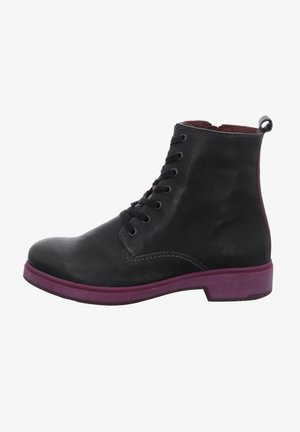 Bottine en cuir noir avec lacets sur le devant et semelle violette, équipée d'une languette à l'arrière et de détails de coutures visibles.