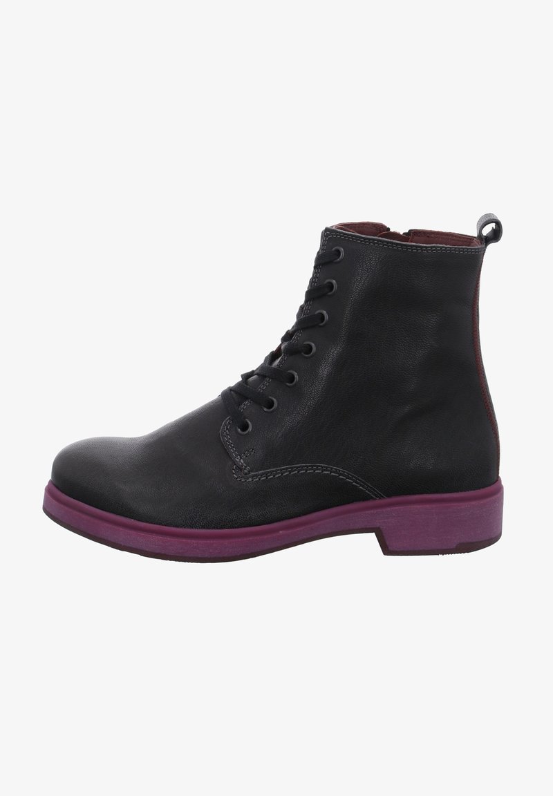 Bottine en cuir noir avec lacets sur le devant et semelle violette, équipée d'une languette à l'arrière et de détails de coutures visibles.