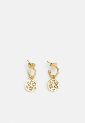 Paire de boucles d'oreilles créoles en or avec des pendentifs ronds ornés d'un motif floral découpé, présentées sur un fond blanc.
