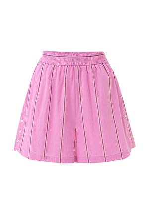 Shorts roses avec des rayures blanches verticales, une taille élastique et trois boutons blancs de chaque côté près de l'ourlet.