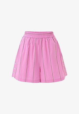 Roze short met verticale witte strepen, een elastische tailleband en drie witte knopen aan elke kant bij de zoom.