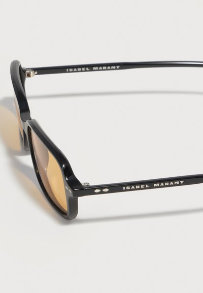 Μαύρα ορθογώνια γυαλιά ηλίου με καφέ φιμέ φακούς και το "ISABEL MARANT" τυπωμένο με λευκά γράμματα στις πλευρές.