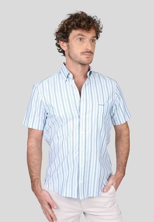 Chemise à manches courtes à boutons en bleu clair et blanc à rayures verticales, fabriquée en coton avec une poche et un col standard.