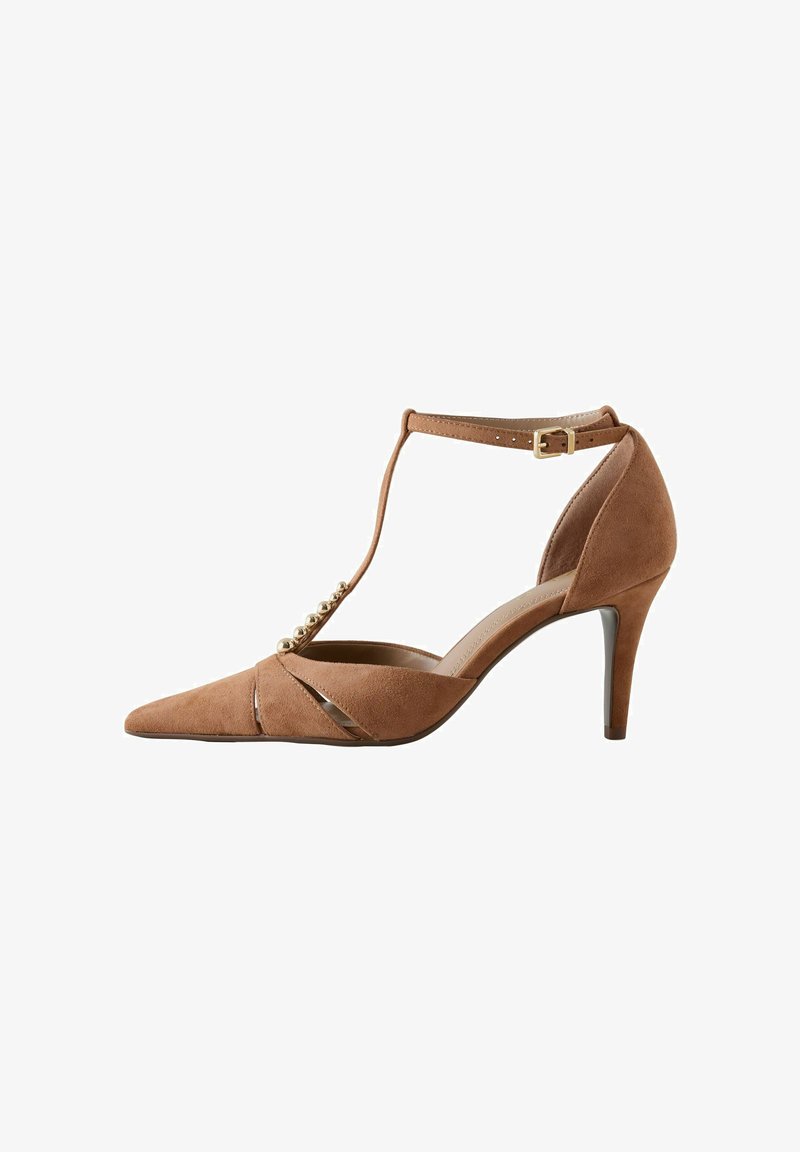 Chaussure à talon haut en daim marron avec bout pointu, bride en T ornée de perles dorées, boucle à la cheville et talon stiletto de hauteur moyenne.