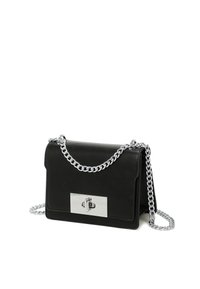 Borsa a tracolla in pelle nera con catena argentata, caratterizzata da una forma rettangolare, chiusura a patta e un accento metallico sulla parte anteriore.